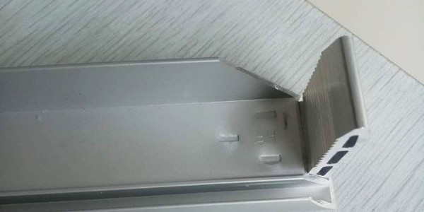 太陽能邊框上的污漬如何清理？